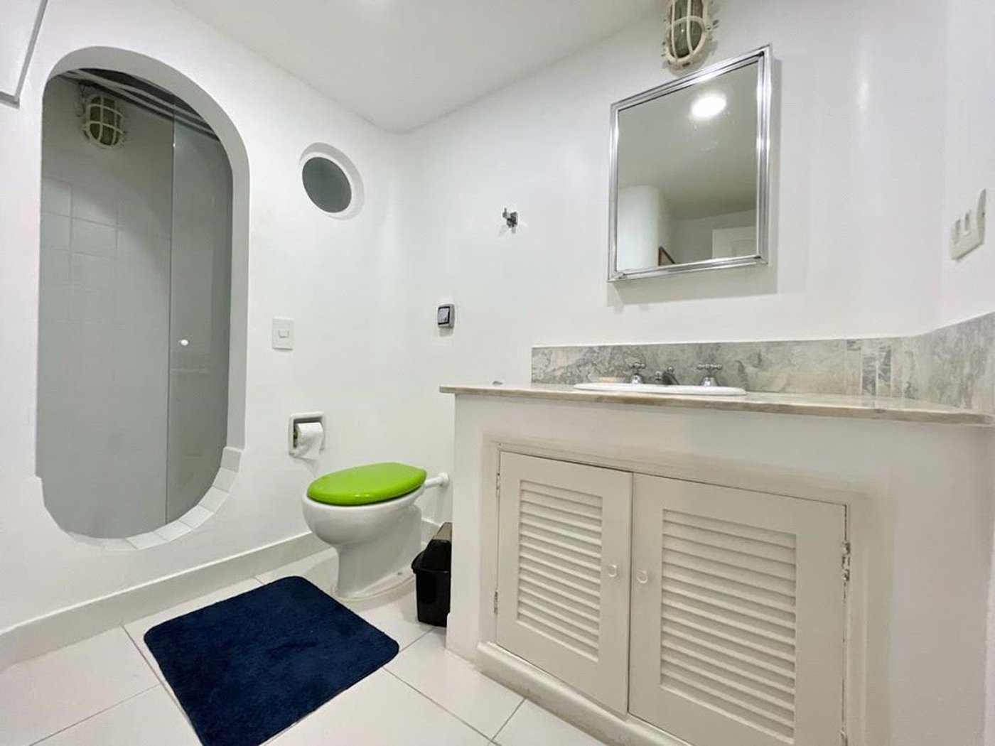 Apartamento Frente Mar com 4 Quartos para Venda ou Locação em Pitangueiras – Guarujá/SP
