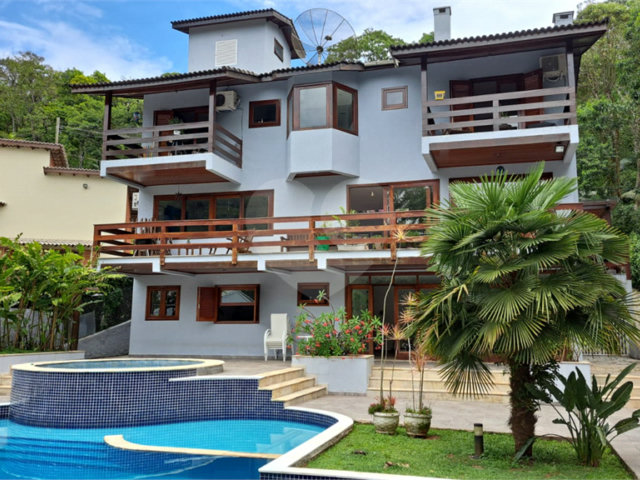 Casa à venda com 6 quartos, sendo 4 suítes,  no condomínio Alpes da Cantareira, Mairiporã - SP