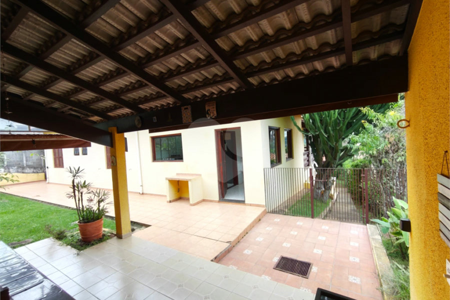 Casa à venda com 4 quartos, sendo 2 suítes,  em Country Residencial Felix, Bom Jesus dos Perdões, SP