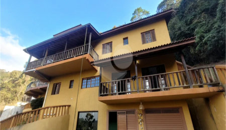 Casa à venda com 4 quartos, sendo 1 suíte, no condomínio Alpes da Cantareira, Mairiporã - SP