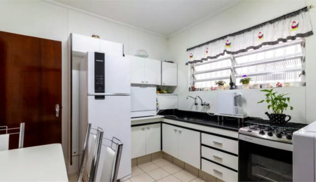 Casa à venda com 3 quartos, sendo 1 suíte,  em Vila Olímpia, São Paulo, SP