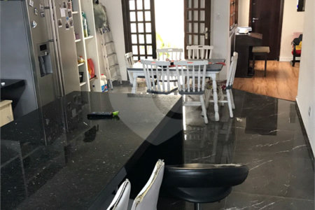 Sobrado à venda com 3 suítes em Vila Oliveira, Mogi das Cruzes, SP