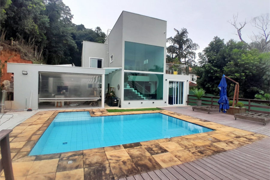 Casa à venda com 3 quartos, sendo 1 suíte,  no condomínio Alpes da Cantareira, Mairiporã - SP