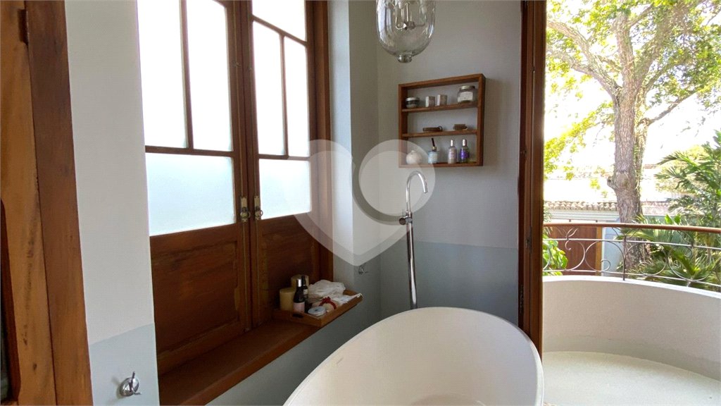 Casa à venda com 1 quarto, sendo 3 suítes, no Centro, Porto Seguro, BA