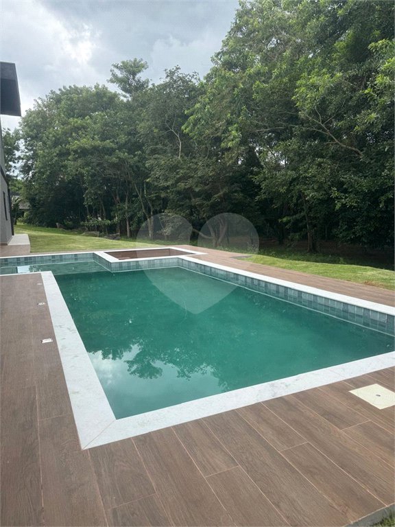 Casa à venda com 4 suítes no condomínio Figueira Garden, Atibaia - SP