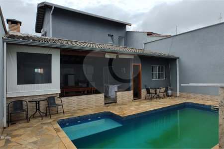 Sobrado à venda com 3 suítes em Jardim das Palmeiras, Atibaia, SP