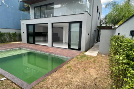 Casa à venda com 4 quartos, sendo 2 suítes, no condomínio Swiss Park, São Bernardo do Campo - SP