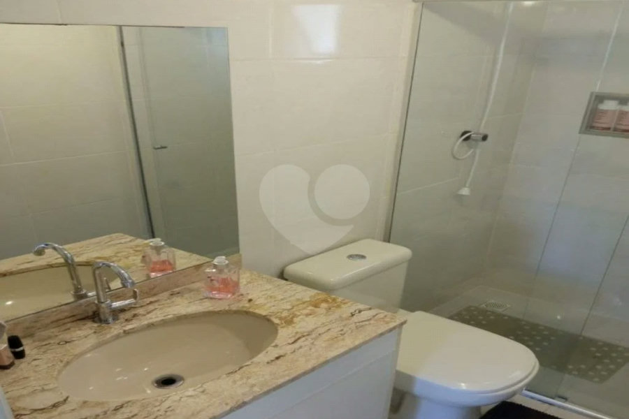 Lindo apartamento, muito bem conservado, com bom espaço interno.