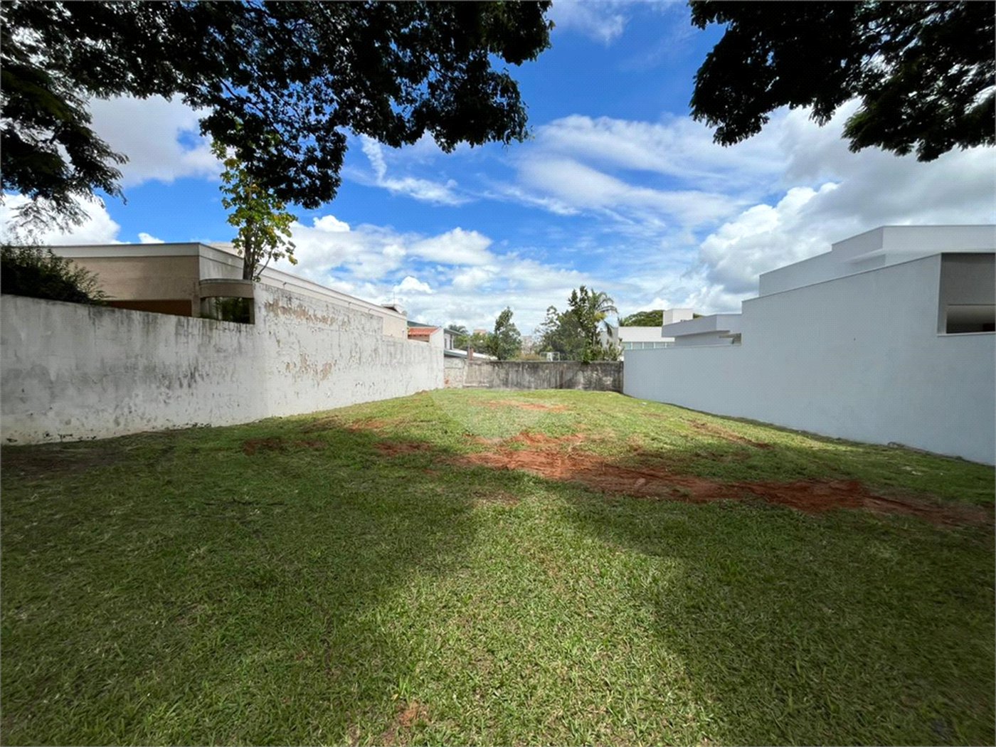 Terreno em condomínio fechado com 512 metros