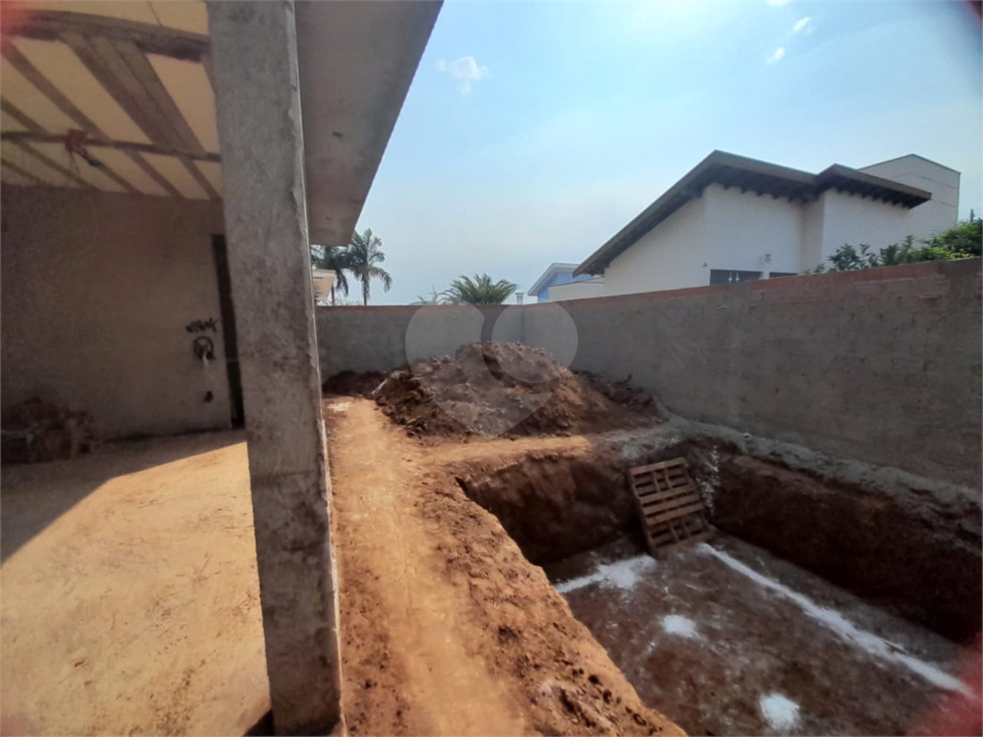 Casa em Construção com Área Gourmet e Piscina no Condomínio Damha II