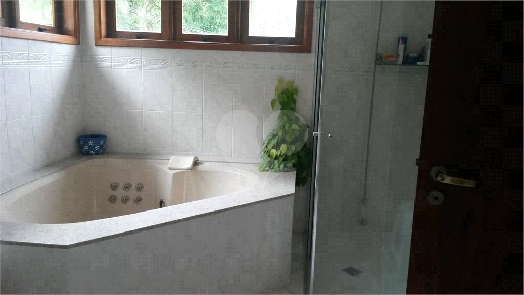 Casa à venda com 4 quartos, sendo 2 suítes, no condomínio Alpes da Cantareira, Mairiporã - SP
