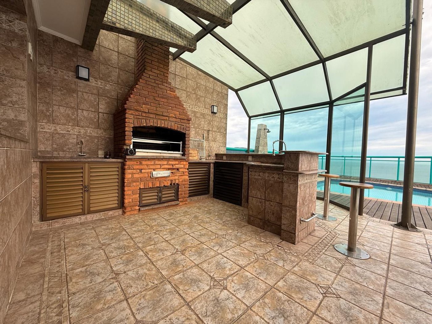 Apartamento Alto Padrão Frente Mar com 4 Dormitórios, 3 Suítes e 3 Vagas na Orla de Santos