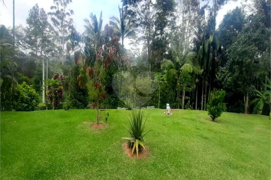 Sobrado à venda com 4 suítes em Serra da Cantareira, Mairiporã, SP