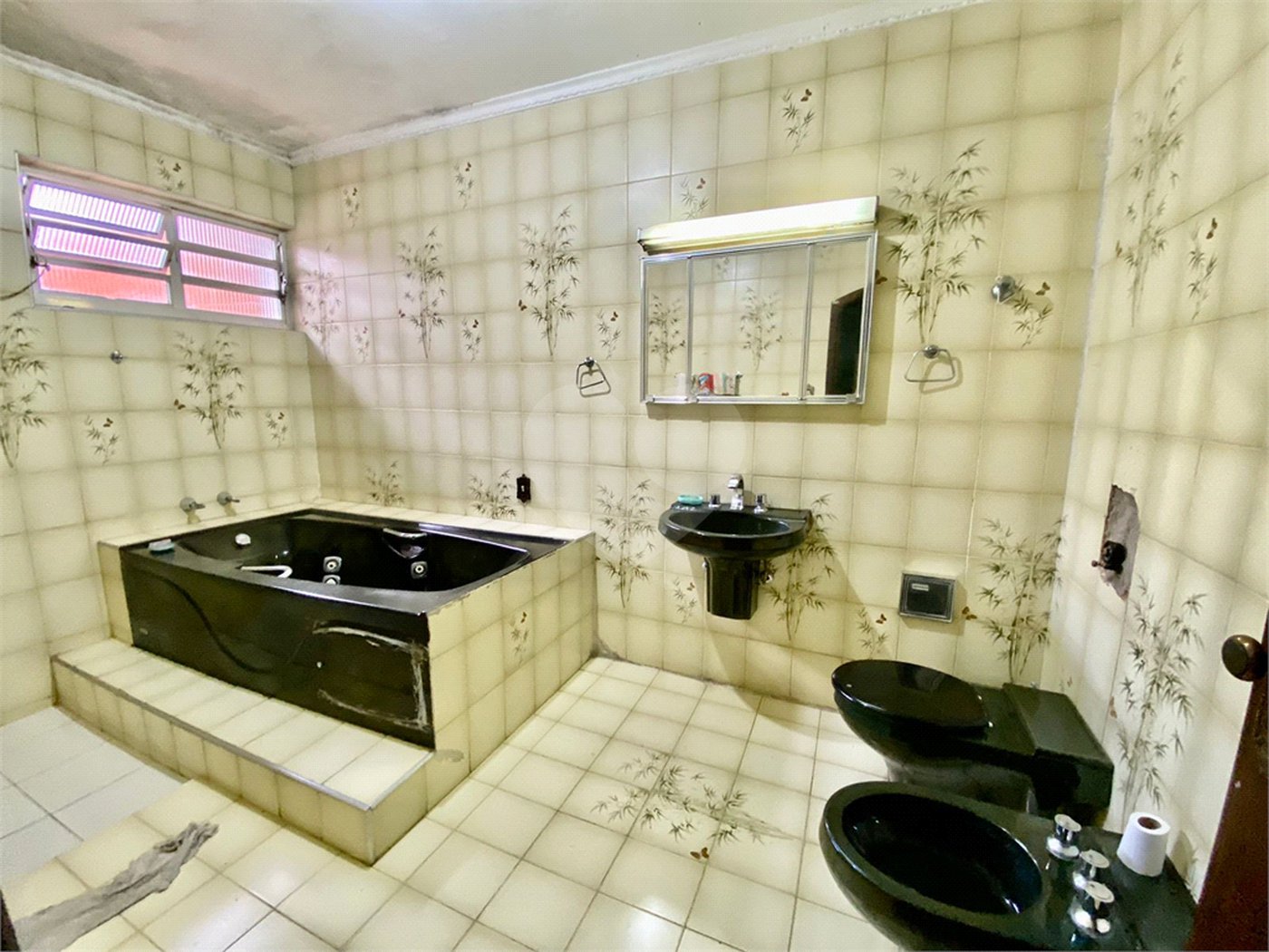 Casa à venda com 6 quartos, sendo 1 suíte, em Vila Mariana, São Paulo, SP