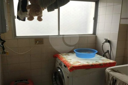 Apartamento na Vila Nova Conceição de 100m2 com 2 dorms, 1 suíte , 3 banheiros, 2 vagas. Estuda permuta.