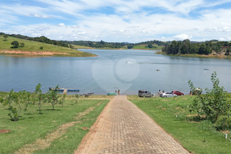 Casa à venda com 3 suítes no condomínio Riviera dos Pássaros, Joanópolis - SP