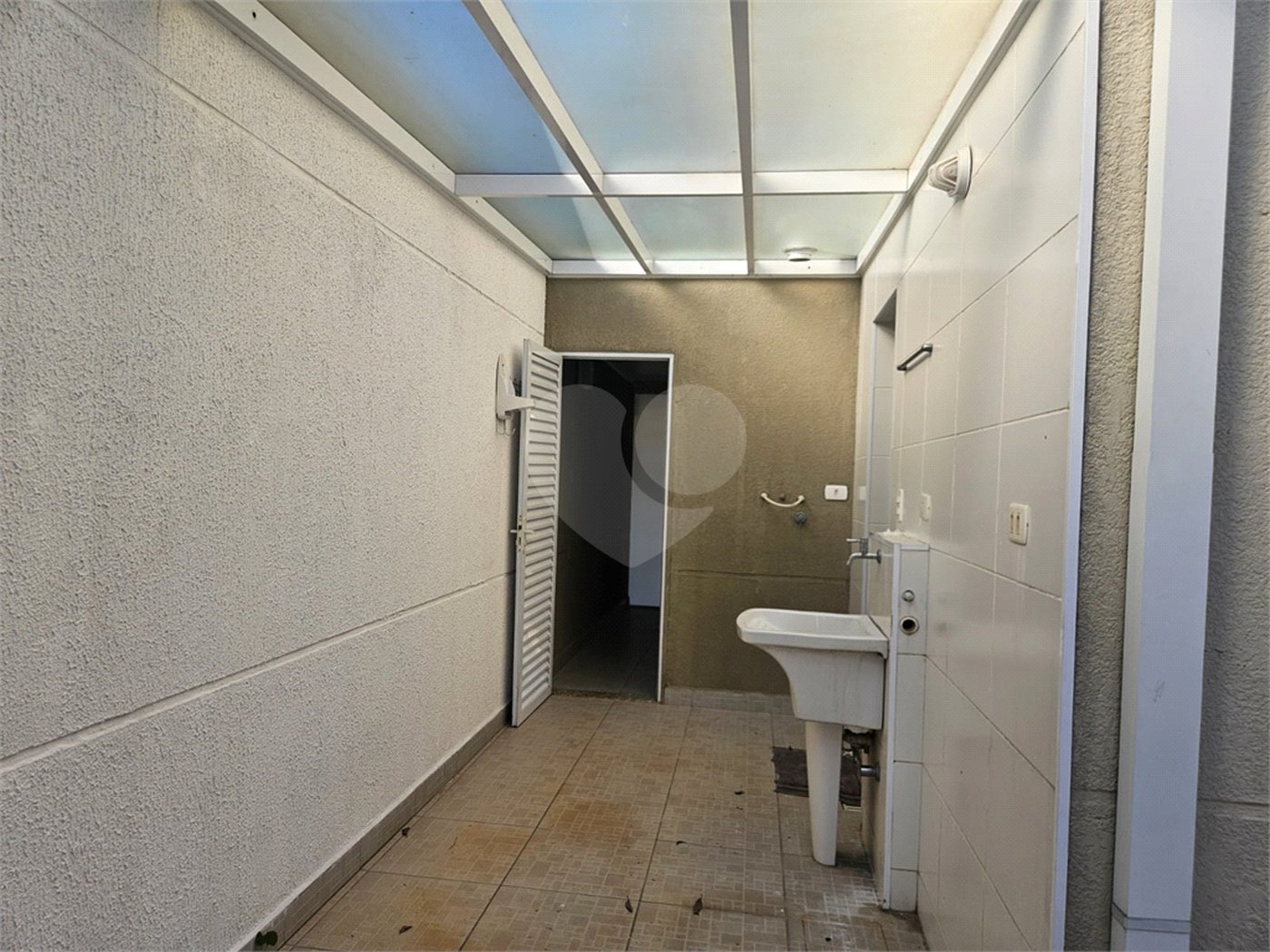 Casa à venda com 2 quartos, sendo 1 suíte, no condomínio Vitória Park, Suzano - SP