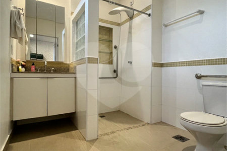Sobrado à venda com 5 quartos, sendo 2 suítes, em Alto da Boa Vista, São Paulo, SP