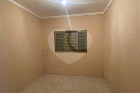 Casa Térrea com 3 dormitórios, sendo 2 suítes.