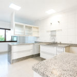 Casa à venda ou para alugar com 4 suítes no condomínio Vila das Emboabas, São Paulo - SP