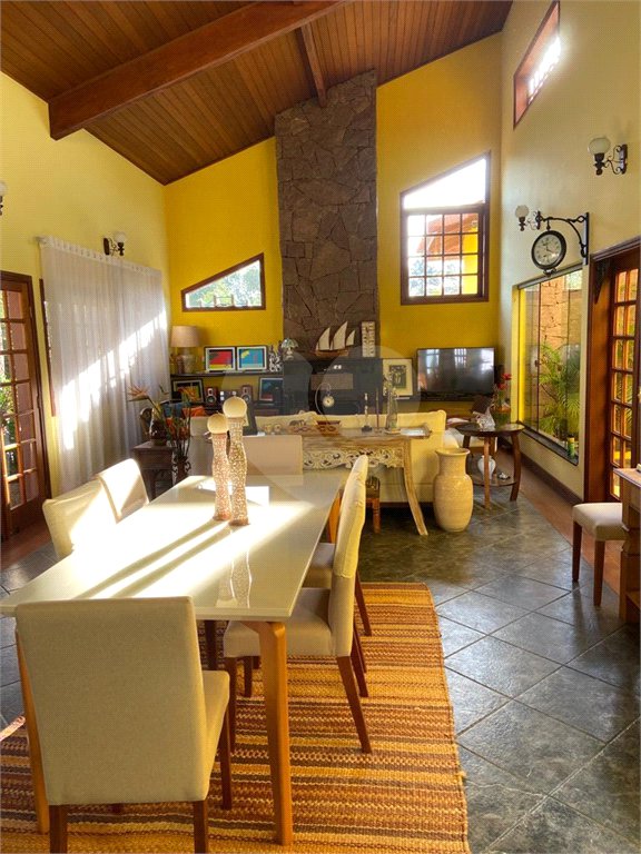 Casa à venda com 4 quartos, sendo 2 suítes, no condomínio Monte Belo, Salto - SP