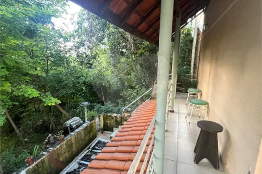 Casa ampla no bairro Terra Rica com 3 pavimentos e excelente estrutura.