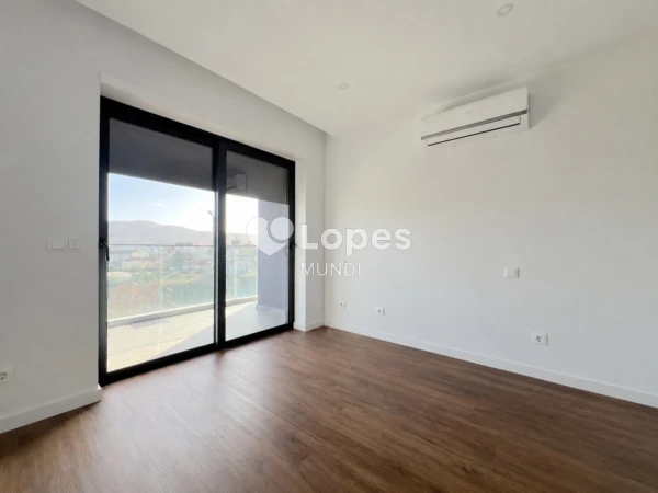 Apartamento T3 à venda em Águas Santas, Maia, Portugal – Varanda e garagem