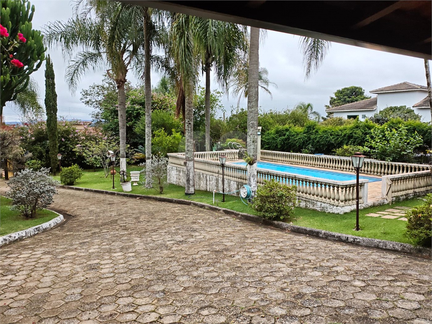 Casa à venda com 4 quartos, sendo 2 suítes,  em Country Residencial Felix, Bom Jesus dos Perdões, SP