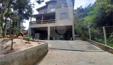Sobrado à venda com 3 quartos, sendo 1 suíte,  em Serra da Cantareira, Mairiporã, SP