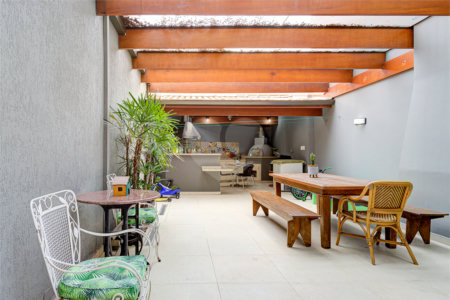 Casa à venda com 4 quartos, sendo 2 suítes, no condomínio Vila dos Ipês, São Paulo - SP