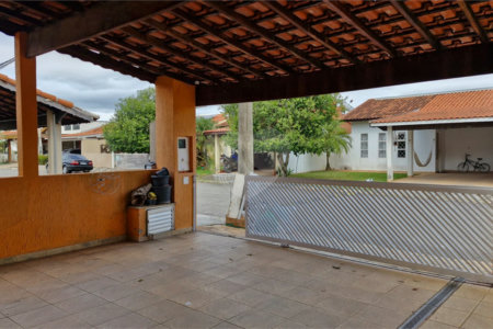 Casa para alugar com 3 quartos, sendo 1 suíte, no condomínio Santa Mônica, Atibaia - SP