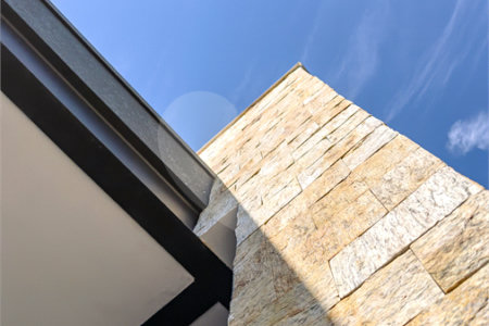 Indaiatuba - Quintas da Terracota - 1252 m² de terreno - casa térrea com 514 m² de área construída -3 vagas de garagem cobertas e 3 descobertas Lavabo - Sala de estar e jantar amplas e integradas - Escritório privativo - Cozinha toda equipada com geladeira, forno, micro-ondas, lava-louças,