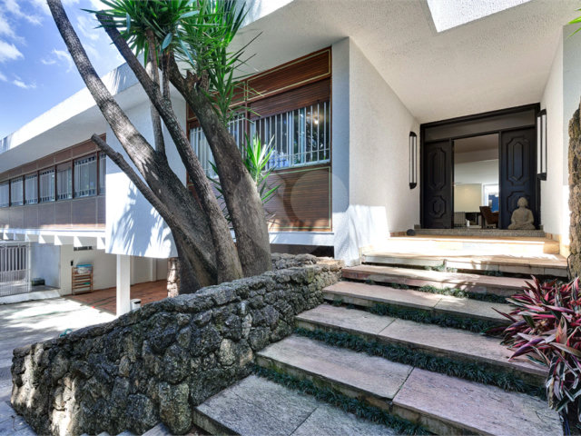 Casa à venda com 4 suítes em Jardim Cordeiro, São Paulo, SP