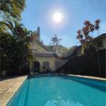 Casa com Piscina, Sauna e Edícula em Rua Arborizada no Tremembé