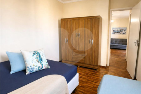 Apartamento á venda no centro com dois dormitórios e sacada.