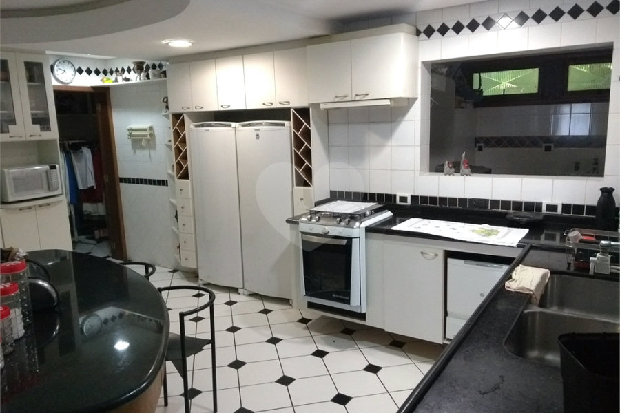 Casa à venda com 4 quartos, sendo 2 suítes, no condomínio Champs Elysees Village, Mairiporã - SP