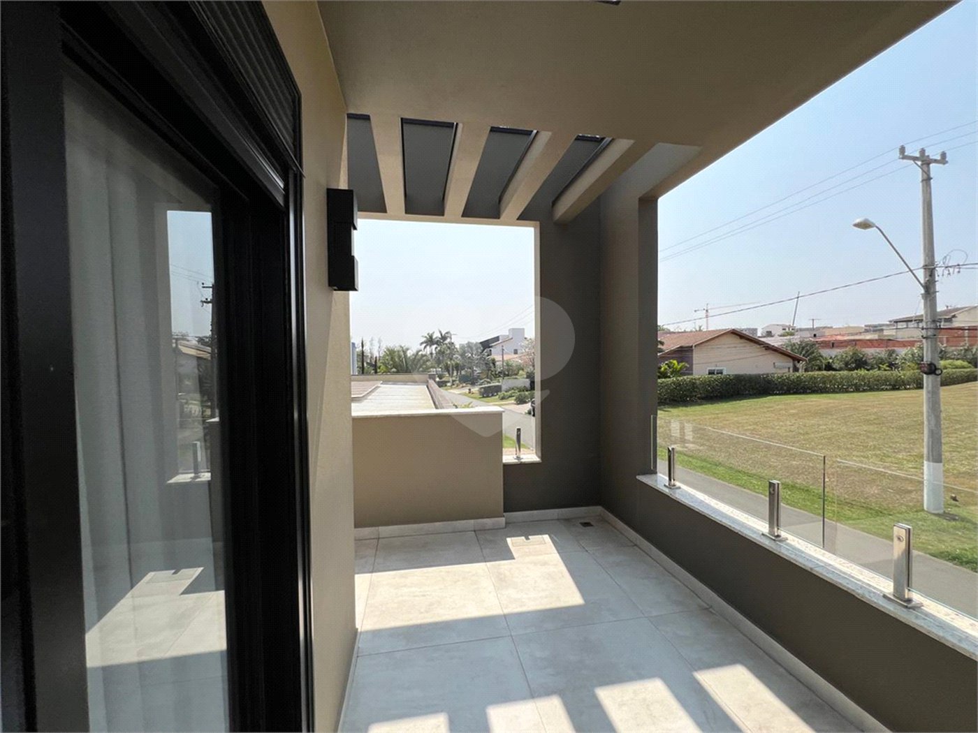 Casa à venda com 5 quartos, sendo 4 suítes, no condomínio Terras de Mont Serrat, Salto - SP