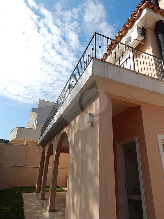 Casa à venda com 3 suítes no condomínio Recanto dos Paturis, Vinhedo - SP