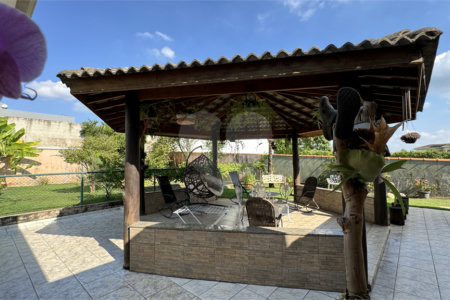 Casa à venda com 4 quartos, sendo 3 suítes, no condomínio Terras de Mont Serrat, Salto - SP