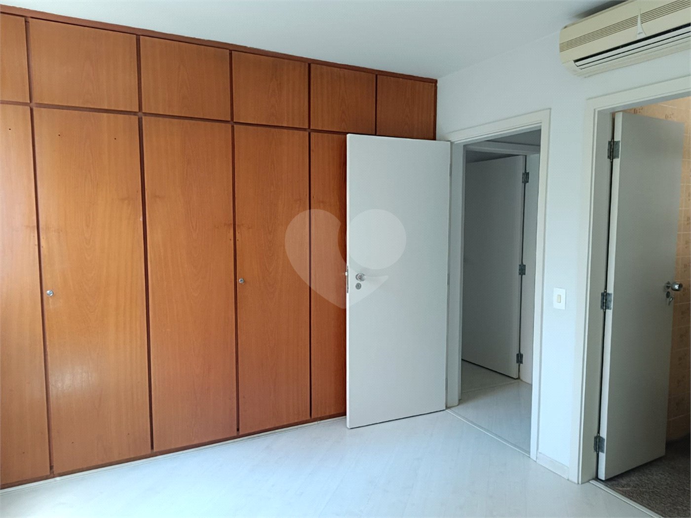 Apartamento à venda com 3 quartos, sendo 1 suíte, em Moema, São Paulo, SP