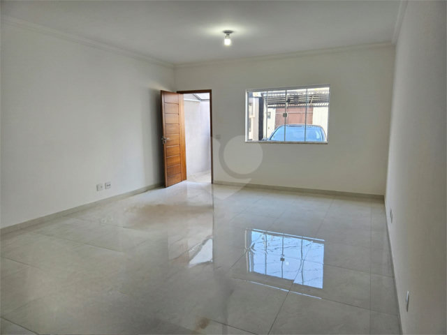Sobrado à venda com 3 quartos, sendo 1 suíte,  em Vila Romero, São Paulo, SP