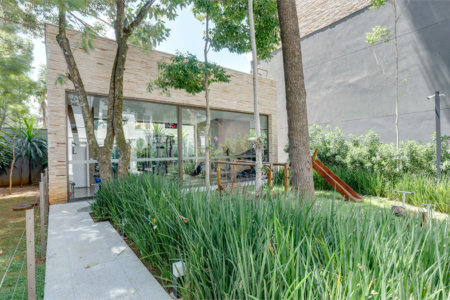 Casa à venda com 4 quartos, sendo 3 suítes, no condomínio Jardim Flora, São Paulo - SP