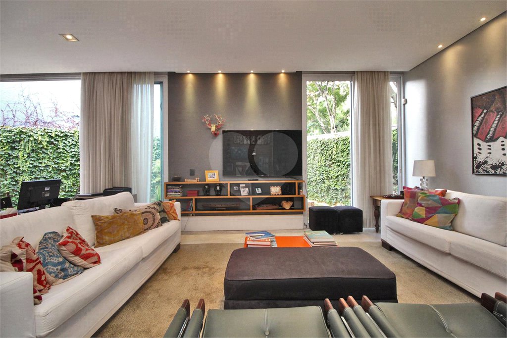 Casa à venda com 3 quartos, sendo 1 suíte, em Vila Mariana, São Paulo, SP