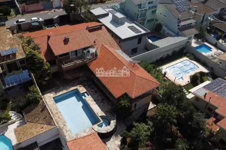 Casa à venda com 4 suítes em Vila Petrópolis, Atibaia, SP