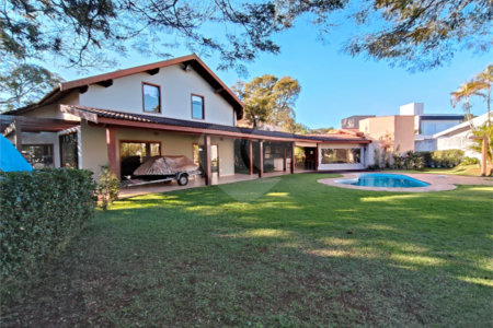 Casa à venda com 7 quartos, sendo 4 suítes, no condomínio Riviera de Santa Cristina XIII, Paranapanema - SP