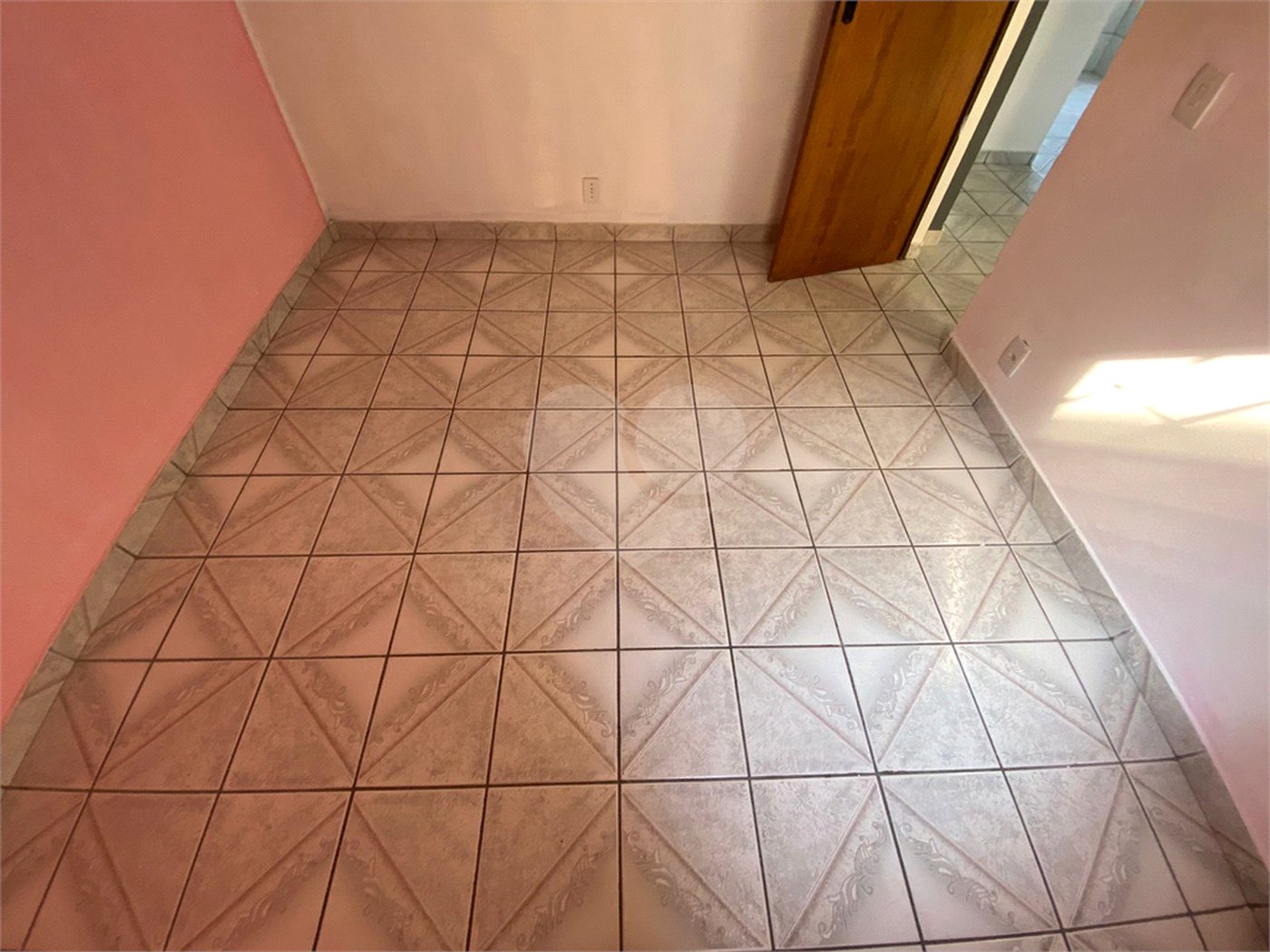 Apartamento para alugar com 2 quartos em Jardim Adriane, Itaquaquecetuba, SP