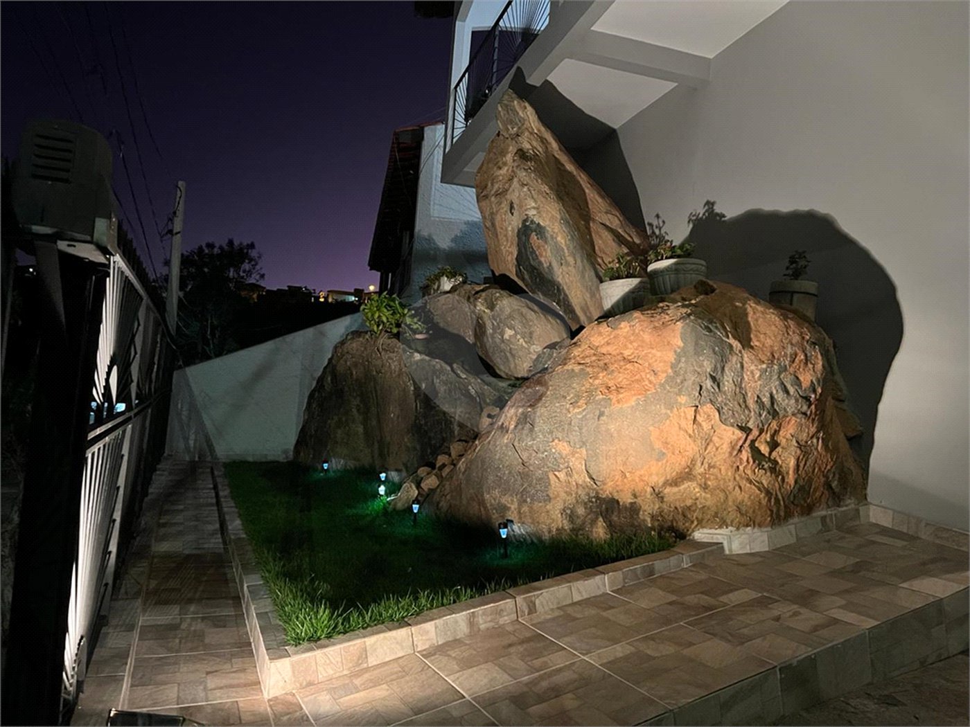Casa à venda com 4 quartos, sendo 2 suítes,  no Centro, Serra Negra, SP