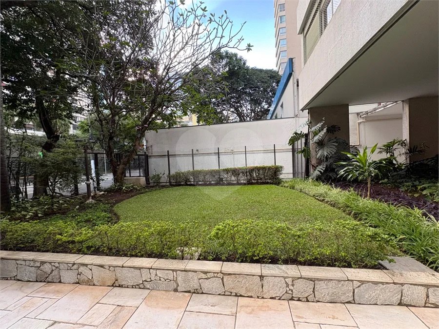 Apartamento Amplo e Mobiliado, 3 Dormitórios, 2 Vagas, Próximo à Paulista
