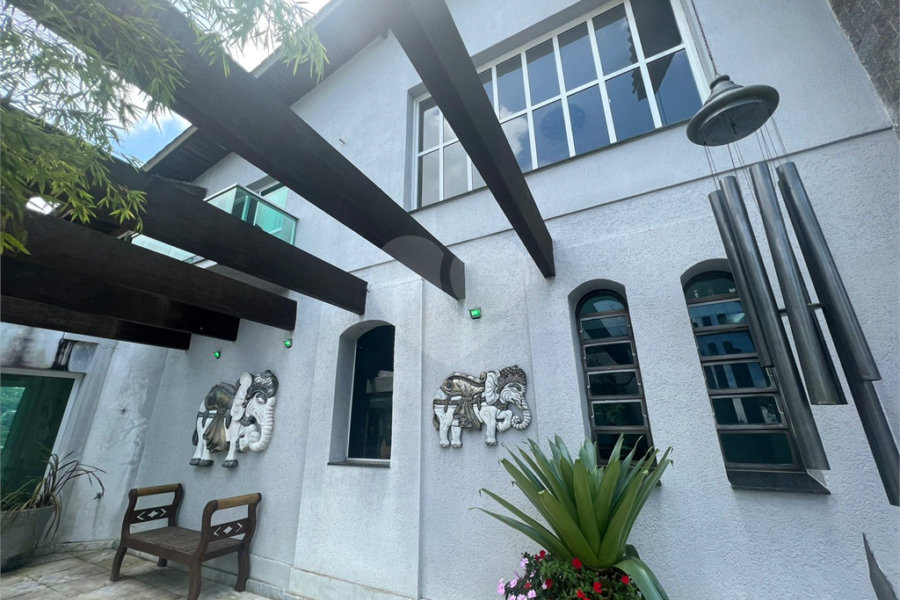 Casa à venda com 6 quartos, sendo 5 suítes, no condomínio Alpes da Cantareira, Mairiporã - SP
