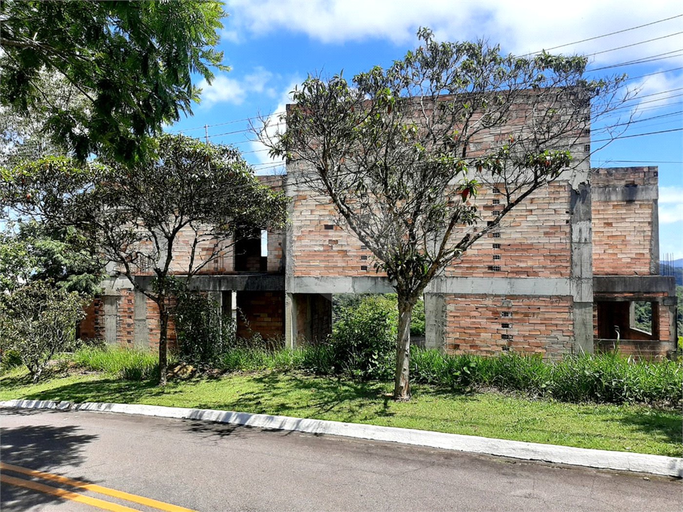 Sobrado à venda com 4 suítes em Roseira, Mairiporã, SP